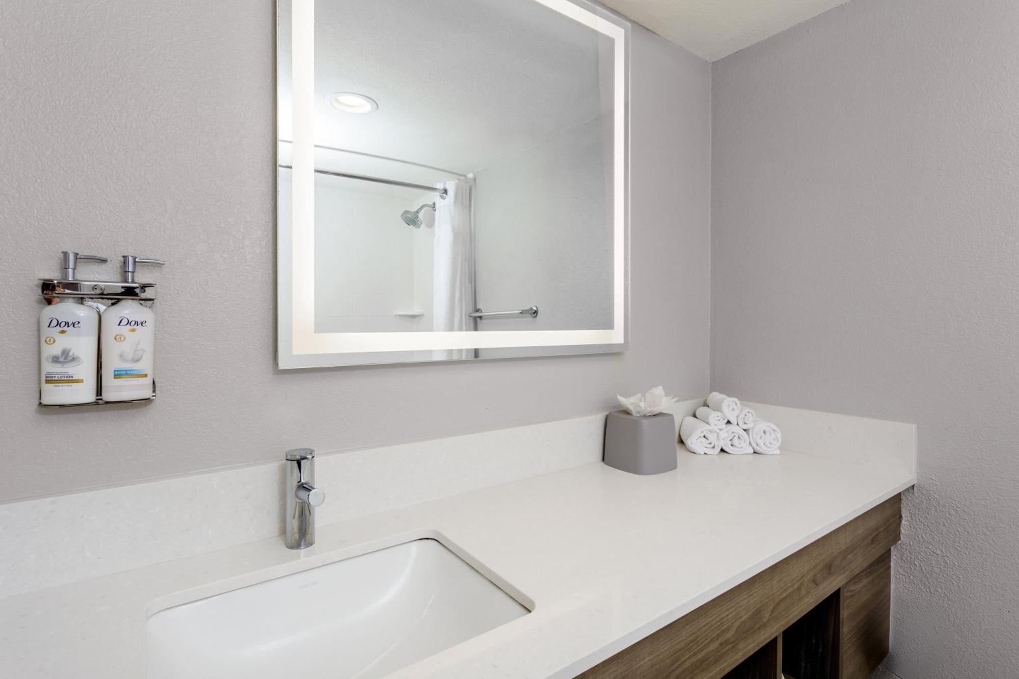 Holiday Inn Express & Suites Oceanfront Daytona Beach Shores By Ihg Екстер'єр фото
