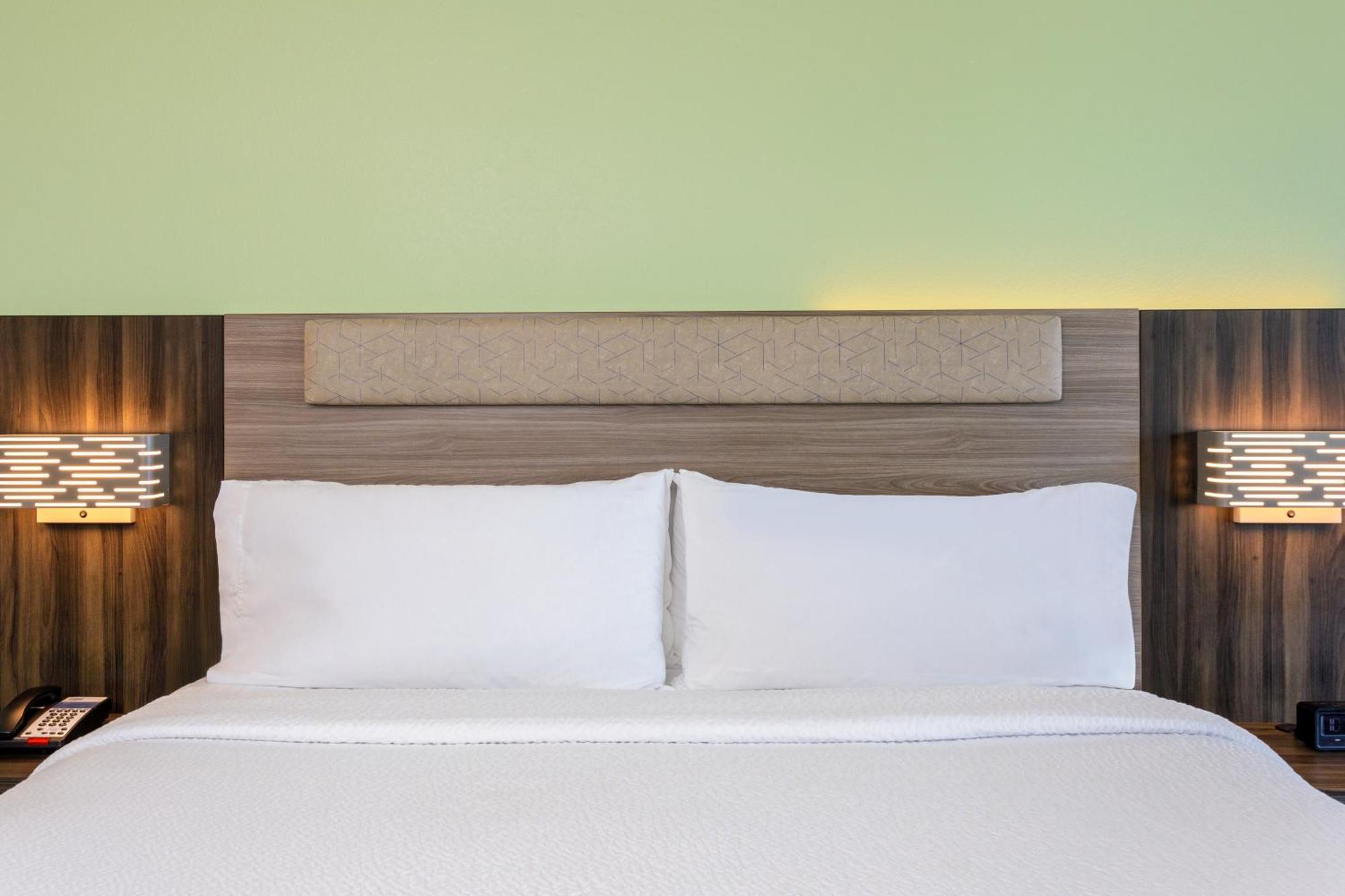 Holiday Inn Express & Suites Oceanfront Daytona Beach Shores By Ihg Екстер'єр фото